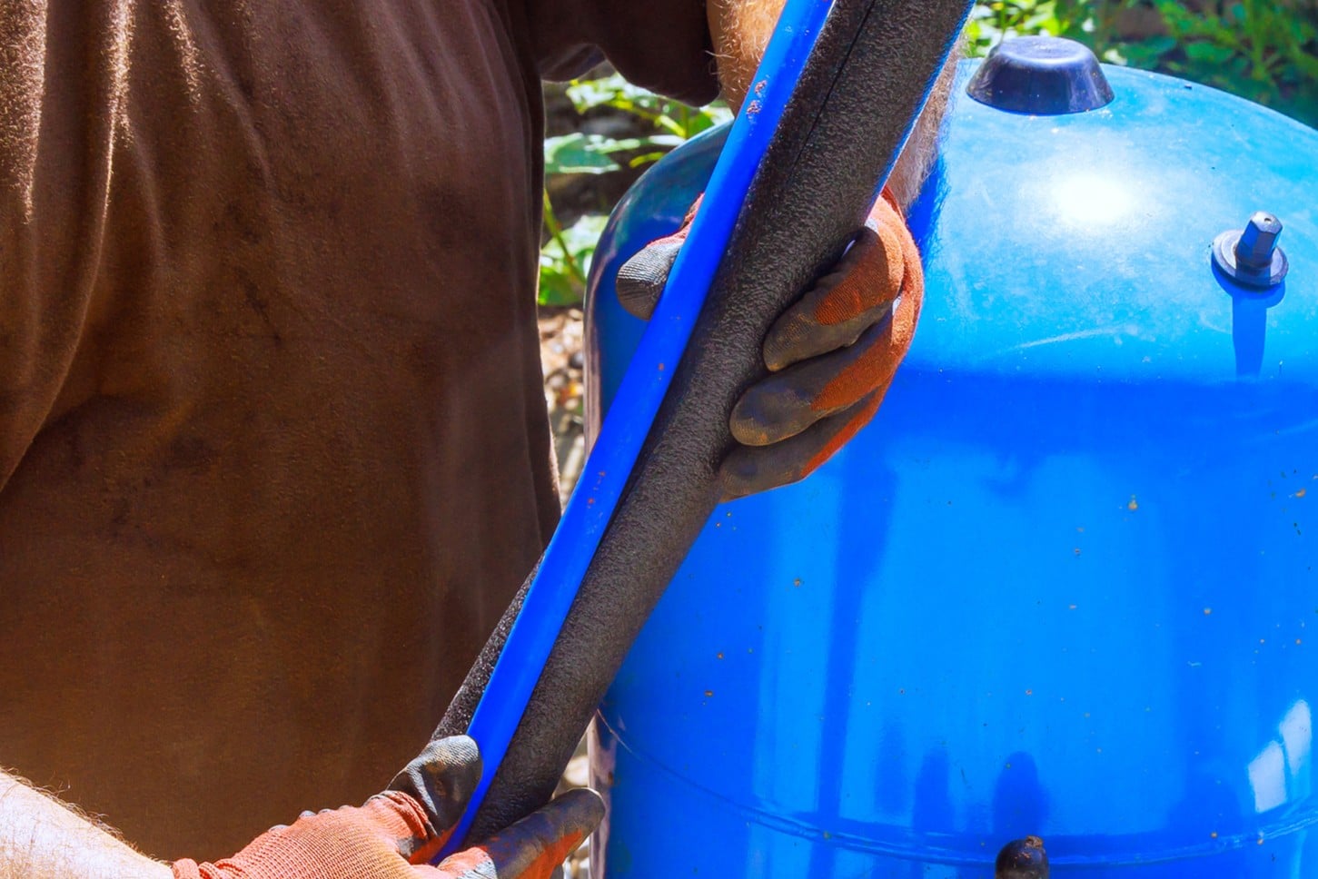 Insulating pipes, Frozen water pipes.